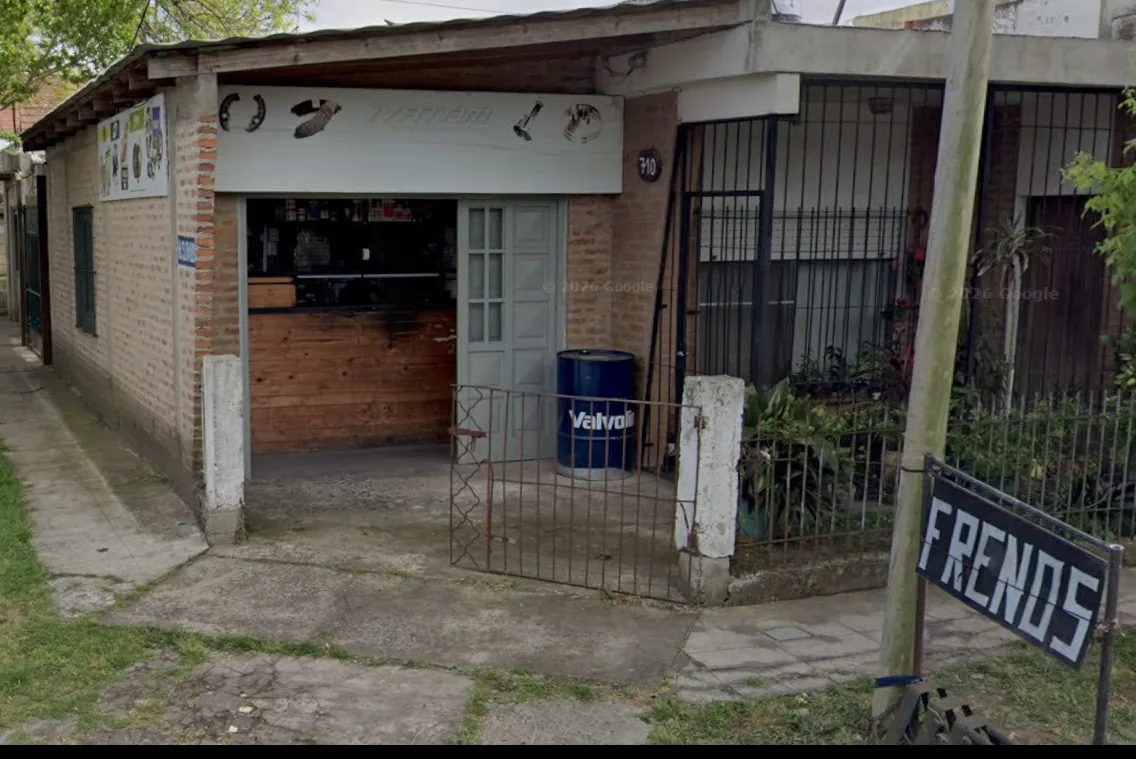 Frente del local de IVATAM en Santa Cruz 710, con la entrada al mostrador y el cartel de frenos