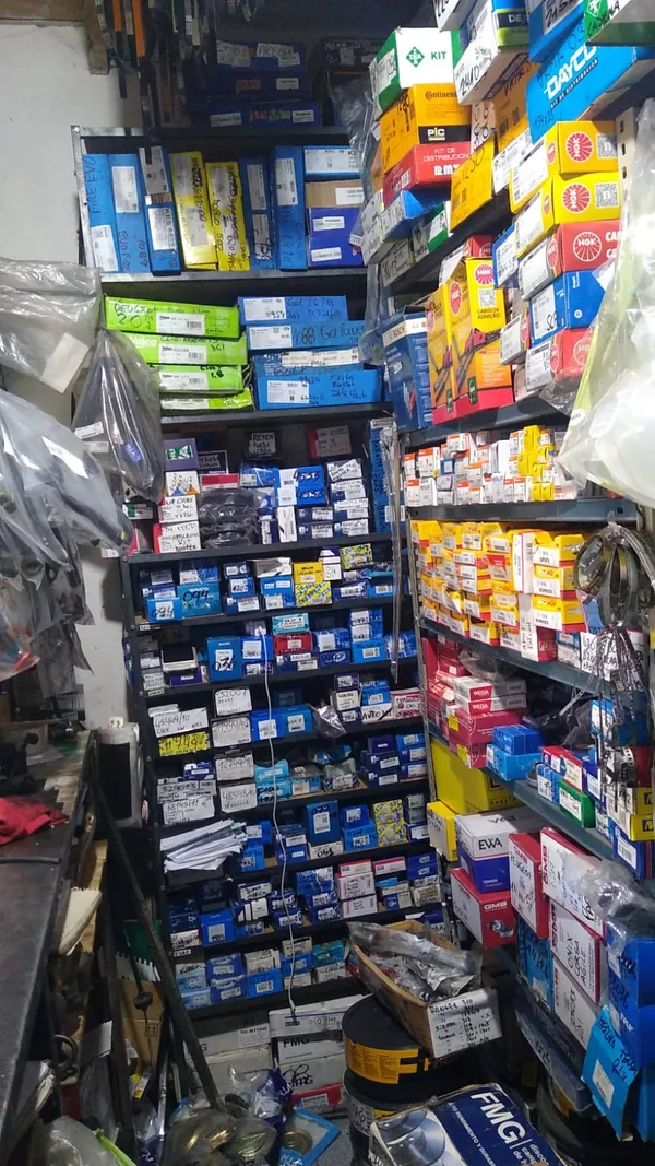 Interior de IVATAM con estanterías de repuestos nacionales e importados