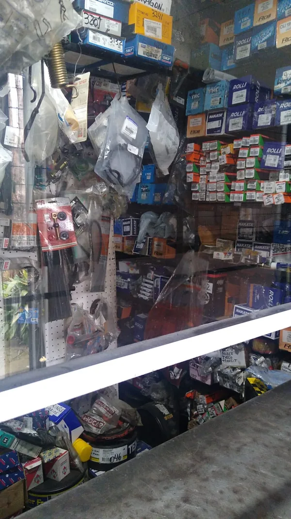 Mostrador y exhibición de repuestos en el local de IVATAM